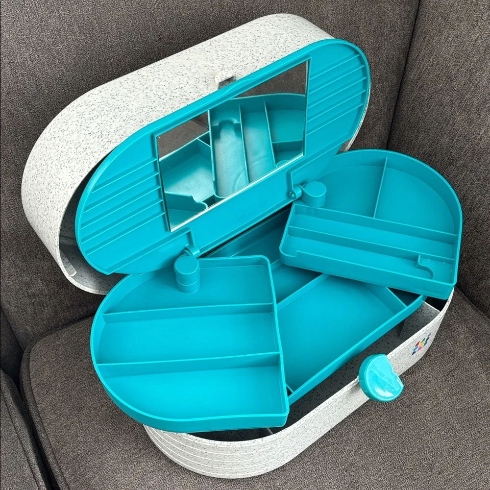 Vintage 90s large oval Caboodles makeup case
